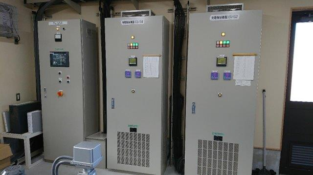 盤構成 左から 流水制御システム及び発電機運転操作盤（PLC）